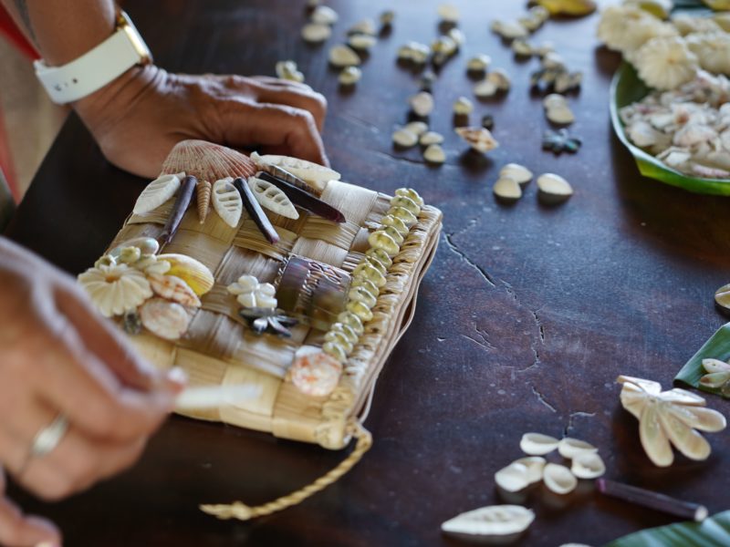 Personnaliser une mini-pochette avec des coquillages