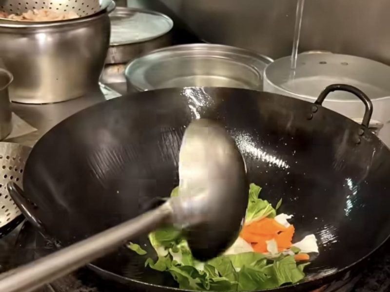 Cuisiner le Chao men avec un chef expérimenté